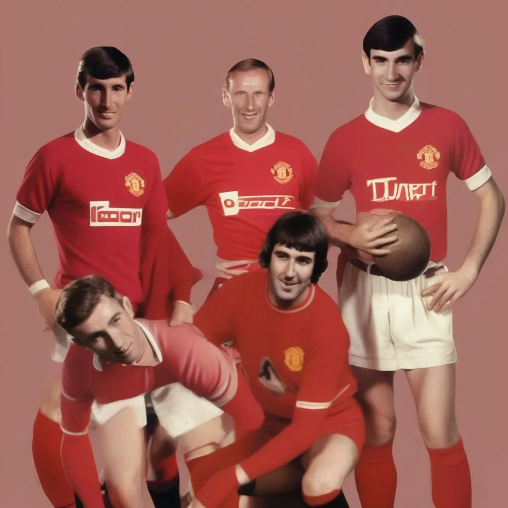 Áo đấu Manchester United cổ điển những năm 1960s, với dòng chữ &quot;Manchester United&quot; in nổi bật trên ngực